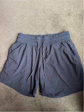 Women's Columbia Charcoal Gray Athletic Shorts Medium, 6” inseam